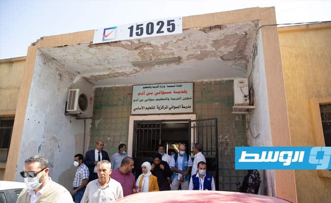الوفد خلال زيارته مدرسة في المنطقة.