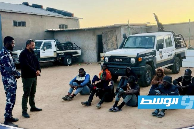 مهاجرون غير نظاميين جرى ضبطهم قرب الحدود مع الجزائر، الأربعاء 9 أبريل 2025 (وزارة الداخلية بحكومة الوحدة الوطنية الموقتة)