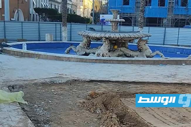 أعمال صيانة بالقرب من نافورة الأحصنة المجنحة بيمدان الشهداء. (طرابلس الآن)