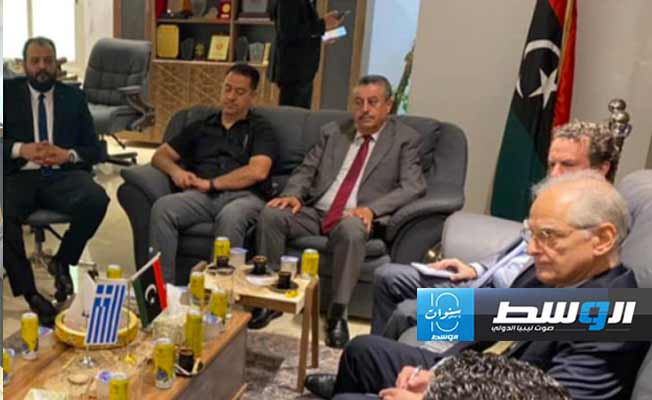 اجتماع مدير الإدارة الأوروبية بوزارة الخارجية عادل بكار مع سفير اليونان لدى ليبيا في بنغازي. (وزاة الخارجية والتعاون الدولي)