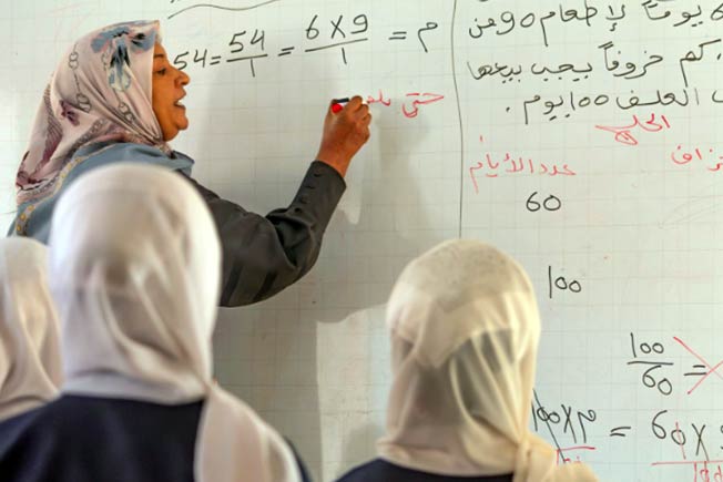 معلمة ليبية في أحد الفصول المدرسية. (البنك الدولي: كتاب ظلال ليبيا)