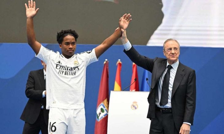 بيريز رئيس ريال مدريد وإندريك خلال حفل تقديم اللاعب البرازيلي (إكس)