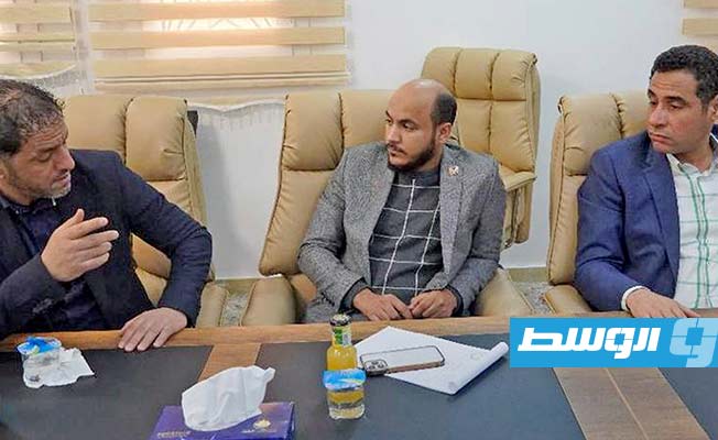 جانب من اجتماع في وزارة العمل لبحث تسهيل دخول العمالة المنفذة لمشروع الدائري الثالث بطرابلس، الثلاثاء 21 مارس 2023 (صفحة الوزارة على فيسبوك)