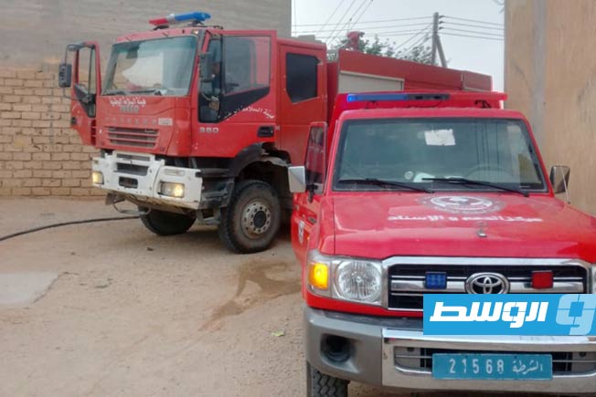 فرق الإطفاء تحاول إطفاء الحريق في أحد المنازل بمدينة الأصابعة (غرب ليبيا)، 14 أبريل 2025. (هيئة السلامة الوطنية)
