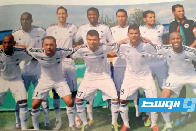 المنتخب الليبي لكرة القدم قبل مباراته أمام نظيره الزامبي (صورة من كتاب ليبيا 2012)