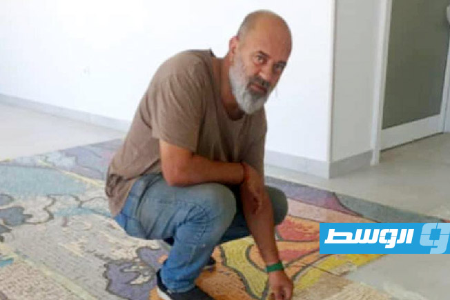 الفنان التشكيلي الليبي عماد السنوسي والتشكيلي التونسي غازي حسني ينجزان جدارية لصالح دار الفردوس لطب الأسنان. (المعهد العالى لتقنيات الفنون زاوية الدهماني)