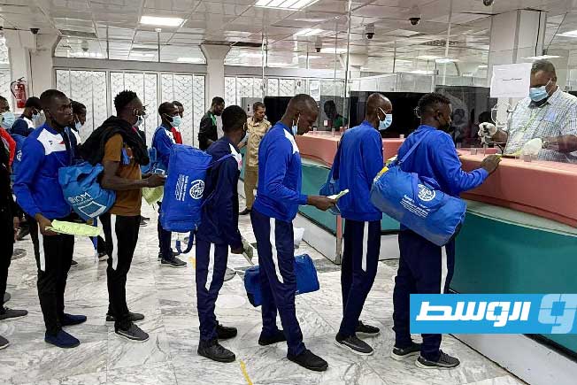إعادة مهاجرين نيجيريين من مطار سبها إلى بلادهم ضمن رحلات العودة الطوعية للمهاجرين، 16 سبتمبر 2025 (الإدارة العامة لأمن المنافذ)