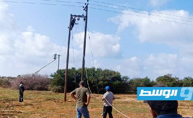 رجال شركة الكهرباء أثناء العمل لإعادة تشغيل خطوط التوزيع في المنطقة الشرقية، 17 سبتمبر 2023 (شركة الكهرباء)