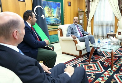 النائب بالمجلس الرئاسي موسى الكوني يستقبل سفير سويسرا لدى ليبيا جوزيف رينجلي. (المجلس الرئاسي)