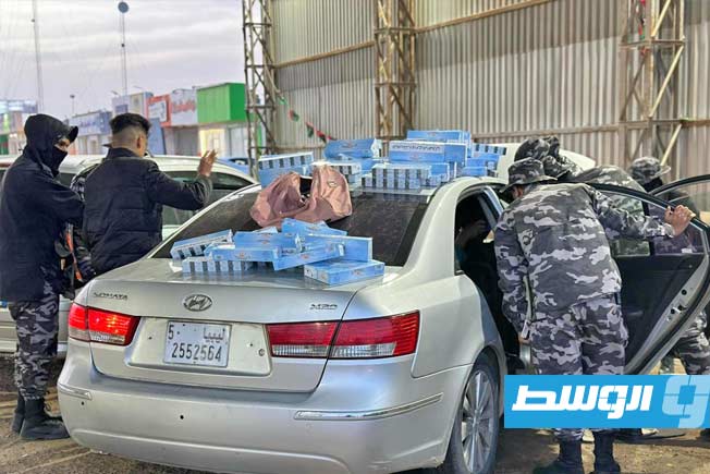 رجال إدارة إنفاذ القانون يفتشون السيارات بمنفذ رأس اجدير، 11 أبريل 2025. (إنفاذ القانون)