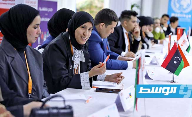الشبان المشاركين في نموذج محاكاة الأمم المتحدة. (البعثة الأممية)