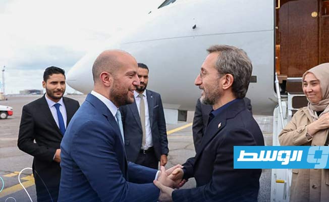 استقبال اللافي لرئيس دائرة الاتصال بالرئاسة التركية فخرالدين ألتون لدى وصوله مطار معيتيقة في طرابلس، الخميس 22 ديسمبر 2022. (حكومتنا)