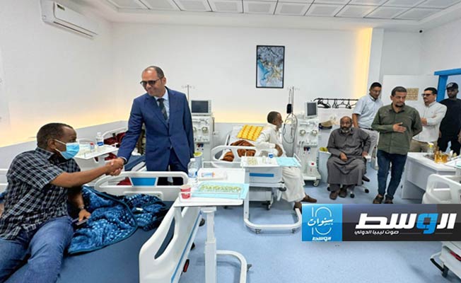 عبدالجليل خلال زيارته مرضى الكلى المنقولين من الكفرة إلى مستشفى الكلى بنغازي، 13 أغسطس 2024. (وزارة الصحة)
