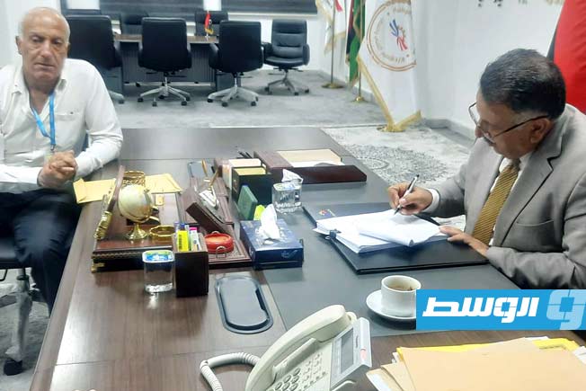 اجتماع السيفاو مع مدير المعهد العالي للعلوم التقنية بقصر بن غشير، ومدير المعهد الفني المتوسط بالجبل الغربي. (وزارة التعليم الفني والتقني)