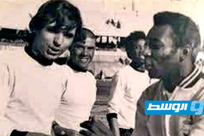 بيليه يصافح نجم المدينة نوري السري. (أرشيف - الوسط)