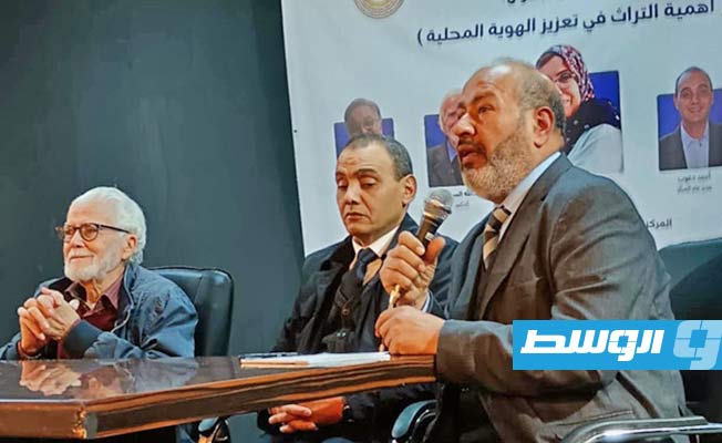 د.عبدالستار بشية أثناء مشاركته بالندوة. (بوابة الوسط)