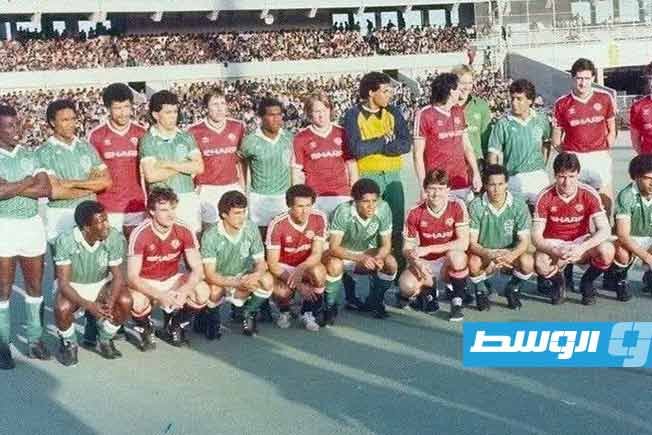 المنتخب الليبي مع فريق مانشستر يونايتد في طرابلس العام 1984. (خاص - الوسط)