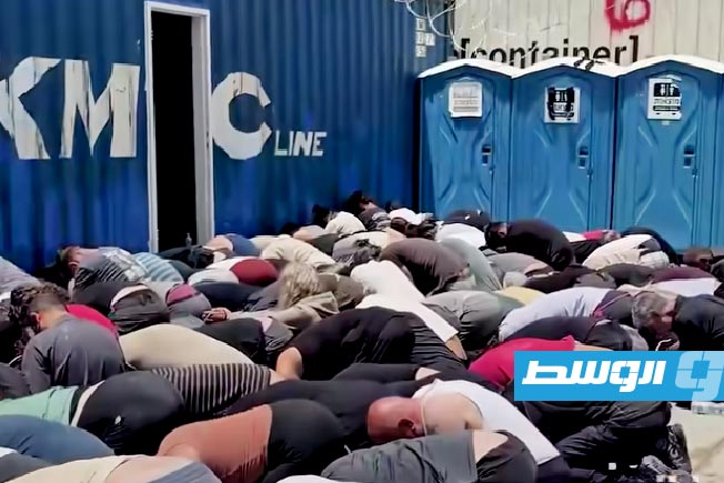 ناشطون من «أسطول الصمود» وهم محتجزون وجاثون وأيديهم مقيدة خلف ظهورهم ورؤوسهم إلى الأرض، 20 مايو 2026. (لقطة من فيديو: الجزيرة)