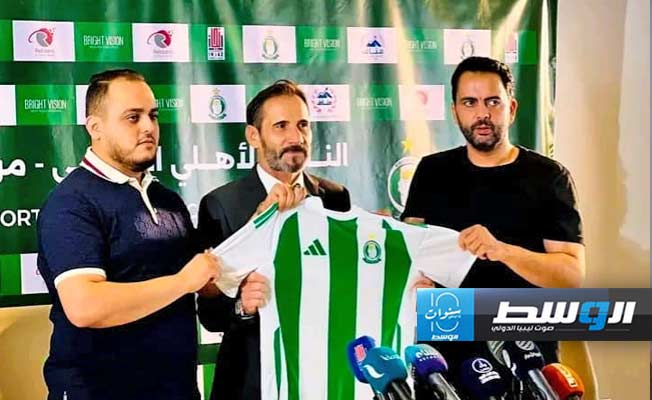 المدرب الفرنسي ديدييه غوميز ومسؤولي نادي الأهلي طرابلس خلال المؤتمر الصحفي (فيسبوك)