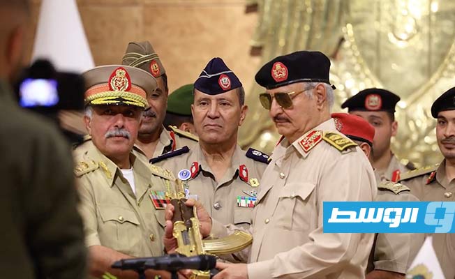حفتر يكرم رئيسُ أركان القيادة العامة عبد الرازق الناظوري خلال لقائه قيادات عسكرية وأمنية في حفل معايدة نشر اليوم الإثنين 3 يوليو 2023 (لقطة مثبتة من الفيديو)