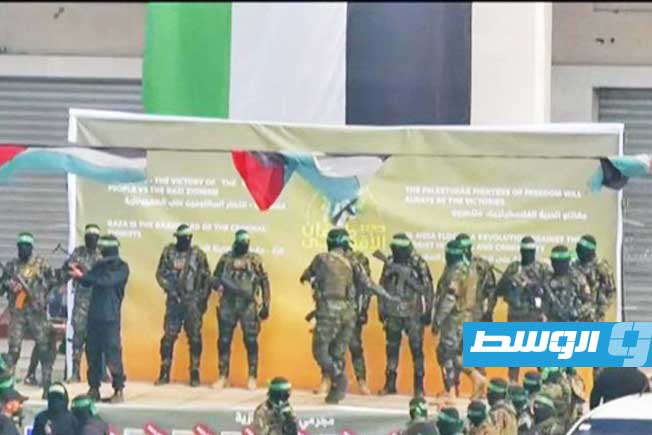 عناصر كتائب القسام ينتشرون في ميدان فلسطين بمدينة غزة، قبل تسليم الأسيرات المجندات الأربع. 25 يناير 2025. (صورة مثبتة من فيديو)