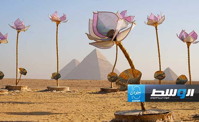 العمل الفني «بادما» يتكون من 10 زهور لوتس عملاقة مصنوعة من النحاس والحديد والحرير للفنانة الهندية شيلو شيف سليمان. (الغارديان)