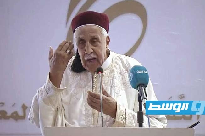 الشاعر راشد الزبير في قصيدتين عن طرابلس وبنغازي خلال فعاليات افتتاح «موسم ليبيا الثقافي 2026» في «فندق كورنثيا - قاعة لبدة» بطرابلس في 11 يوليو 2026. (موسم ليبيا الثقافي على فيسبوك)