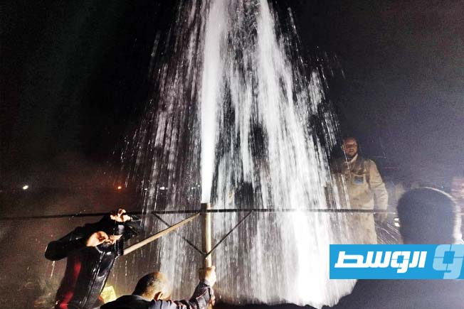 تدفق المياه قبل السيطرة على تسريب بخط مياه في منظومة أجدابيا - بنغازي (جهاز النهر الصناعي)