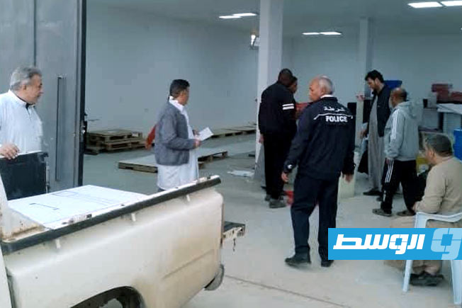 توزيع مواد الاقتراع على المراكز الانتخابية ببلدية سرت. (الإنترنت)