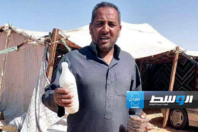 مواطن يحمل الطعام والشراب في صورة للتكاتف خلال الموسم السنوي لما يعرف بـ«الجلامة» في سرت. (بوابة الوسط)