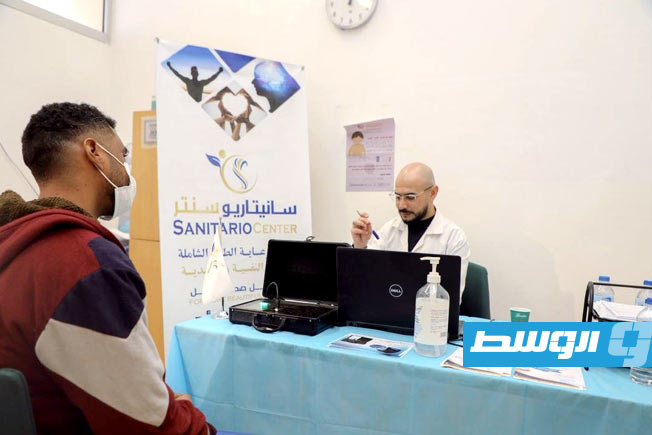 جانب من الخدمات الطبية والاستشارية التي تقدمها القافلة الطبية للمواطنين بمدينة نالوت. (بوابة الوسط)