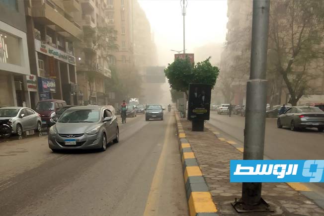 انخفاض مستوى الرؤية في إحدى ضواحي القاهرة نتيجة العاصفة الترابية، 2 أبريل 2026. (بوابة الوسط)