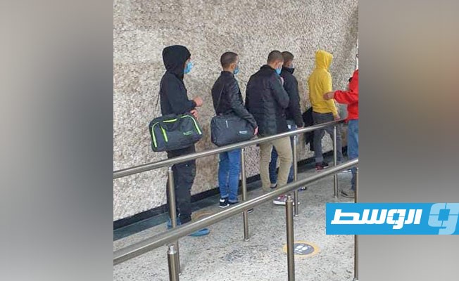 السجناء المصريين أثناء إنهاء إجراءات ترحيلهم من طرابلس. (الشرطة القضائية)