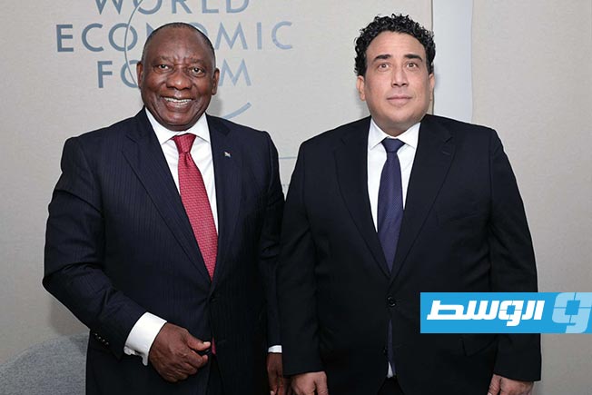 المنفي مع رئيس جنوب أفريقيا سيريل رامافوزا في دافوس، الثلاثاء 21 يناير 2025. (المجلس الرئاسي)