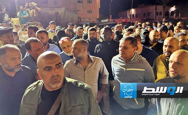 جانب من تفقد الدبيبة موقع انهيار عمارة في جنزور، الخميس 7 نوفمبر 2024 (صفحة الحكومة على فيسبوك)