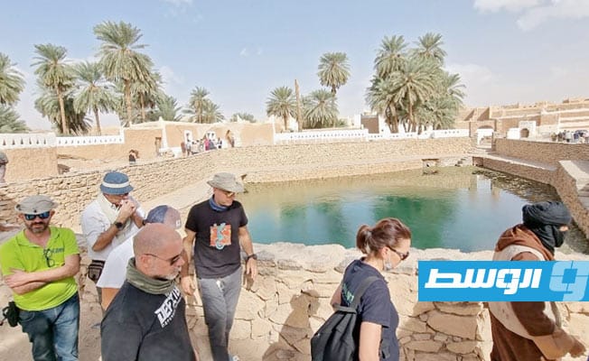 سياح أوروبيون مصحوبون في رحلة سياحية إلى غدامس في ليبيا، 19 أكتوبر 2021. (أ ف ب)
