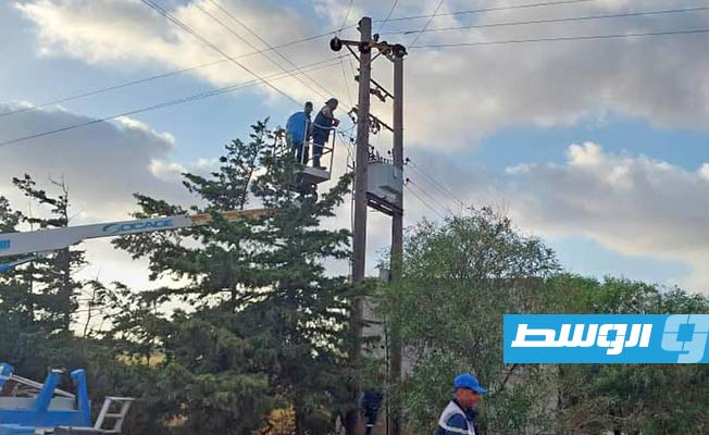 تنفيذ أعمال صيانة في وسط درنة من قبل فرقة تابعة لإدارة التوزيع زليتن، 18 سبتمبر 2023. (شركة الكهرباء)