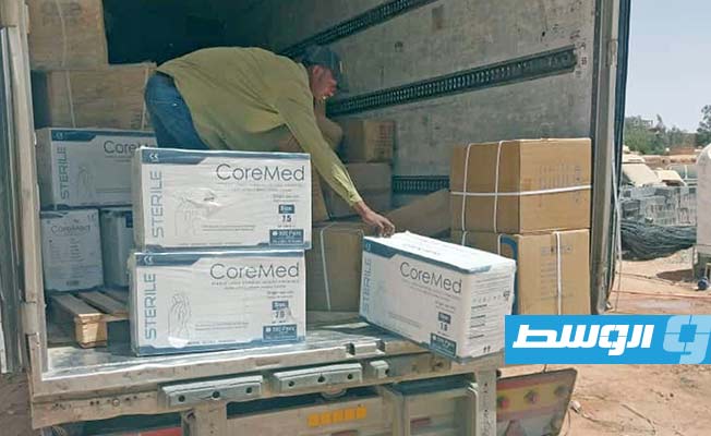 تفريغ المستلزمات التي وفرها جهاز الإمداد الطبي لمركز سبها. (مركز سبها الطبي)