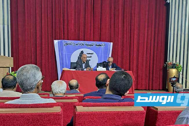 الدكتور الكوني عبودة (يمينا) والكاتب مفتاح قناو مدير المحاضرة في الجمعية الليبية للآداب والفنون في 18 نوفمبر 2025. (بوابة الوسط)
