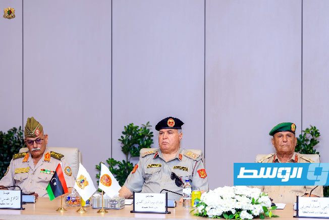 اجتماع صدام وخالد حفتر مع القيادات العسكرية في بنغازي، الأربعاء 1 أكتوبر 2025. (القيادة العامة)