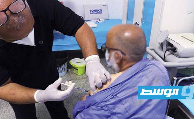 تطعيم نزلاء بسجن طرابلس الرئيسي ضد فيروس كورونا. (وزارة العدل)
