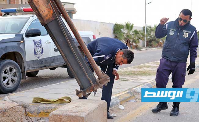 من عملية إزالة الحواجز الخرسانية المستعملة في تحوير وقفل بعض المسارات في صبراتة، 21 أبريل 2023. (مديرية أمن صبراتة)