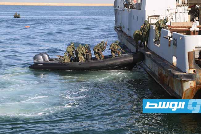 جانب من محاكاة لعملية تفتيش بحرية خلال حفل تخريج دفعتين بالقوات الخاصة البحرية في قاعدة طرابلس، الخميس 13 فبراير 2025 (رئاسة الأركان العامة)
