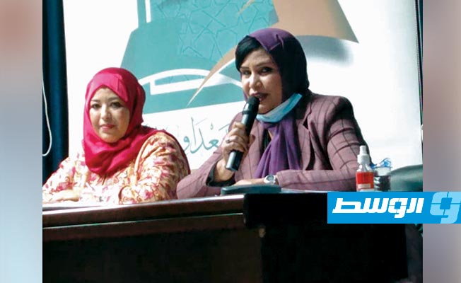 من اليمين، فتحية الجديدي وحنان محفوظ (بوابة الوسط)