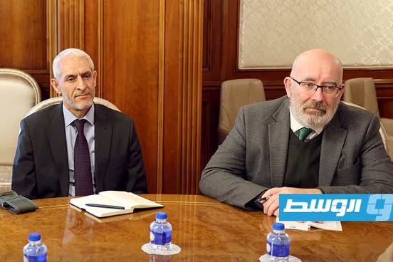 السفير البريطاني مارتن لونغدن خلال حضوره الاجتماع المخصص لمتابعة تنفيذ مبادرة تجويد اللغة الإنجليزية، الأحد 29 ديسمبر 2024. (حكومتنا)