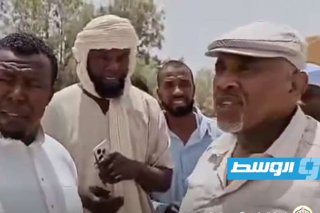 جانب من جولة عميد بلدية البركت في محلة تنجرابن ولقائه مع بعض المواطنين لمتابعة آثار السيول، 30 مايو 2026 (لقطة مثبتة من مقطع مصور: بلدية البركت)