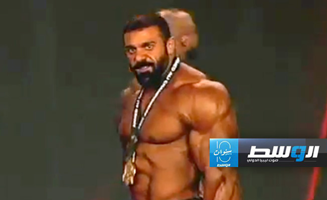 البطل الليبي أمجد عمر تنتون خلال تتويجه بلقب البطولة (الصفحة الرسمية للبطولة على فيسبوك)