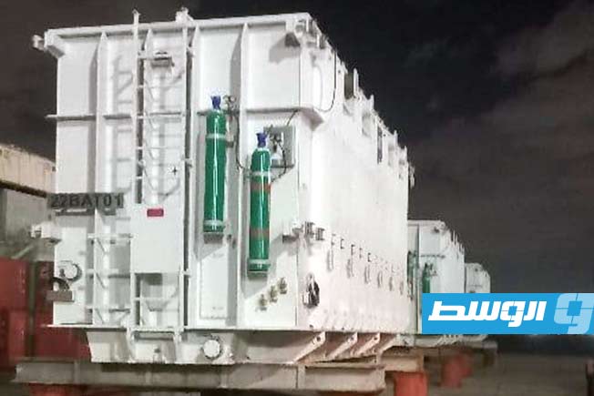 نقل محول من ميناء طرابلس البحري إلى محطة جنوب طرابلس الغازية، 6 ديسمبر 2025 (الإدارة العامة للشرطة الكهربائية)