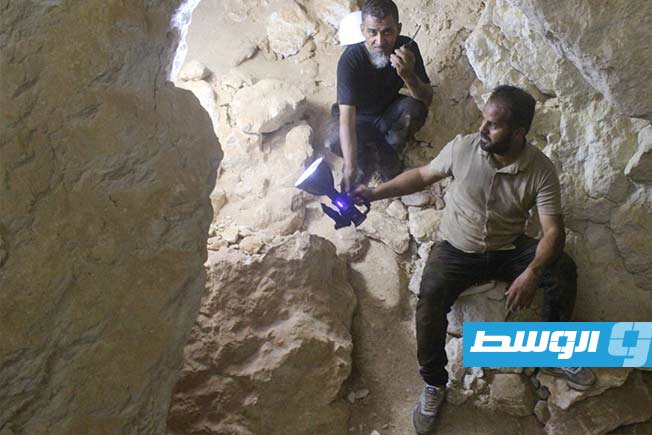 فريق علمي من مراقبة آثار توكرة يعاين موقعا أثريا في وادي جازا شرق مدينة بنغازي. (مراقبة آثار توكرة)
