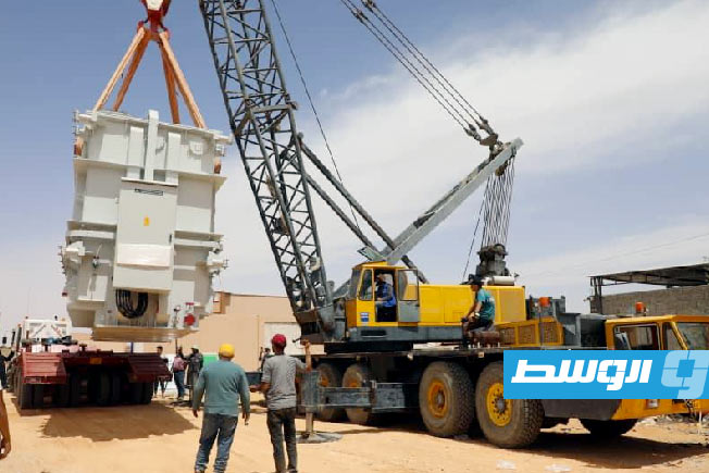 تركيب محولين في محطة يفرن الجديدة، 21 أبريل 2025. (شركة الكهرباء)